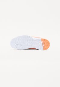 Sohle eines Schuhs mit weißem Grundton und Fischgrätenmuster sowie orangefarbenen Akzenten, einschließlich des Markennamens "HEAD" in Weiß.