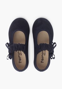 Ballerine in suede blu navy con punta rotonda, fasce elastiche arricciate e dettagli in nastro. Suola interna testurizzata con logo.