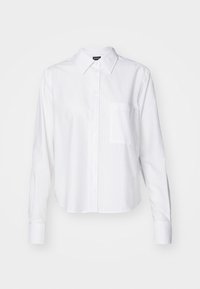 Vit skjorta med knappar och långärmade ärmar, med vertikala ränder, klassisk krage, bröstficka och avklippt nederkant.