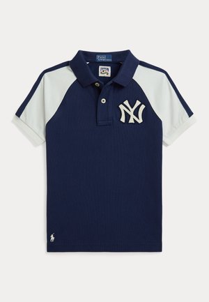 Μπλε ναυτικό και λευκό κοντομάνικο πόλο πουκάμισο με το λογότυπο των New York Yankees στο στήθος και το κεντημένο άλογο Ralph Lauren κοντά στο τελείωμα.