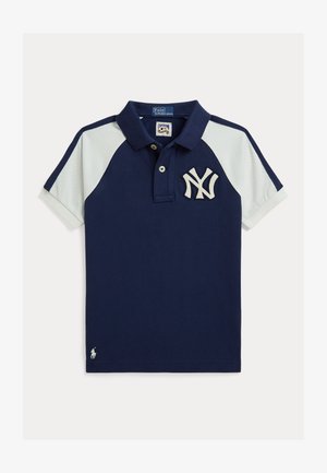 Tricou polo cu mânecă scurtă, bleumarin și alb, cu logo-ul New York Yankees pe piept și poneiul brodat Ralph Lauren lângă tiv.