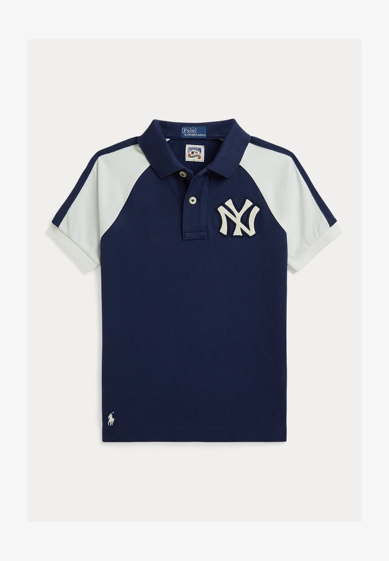 Tamsiai mėlyna ir balta trumpomis rankovėmis polo marškinėliai su „New York Yankees“ logotipu ant krūtinės ir Ralph Lauren siuvinėta poniu prie krašto.
