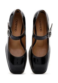 Chaussures Mary Jane en cuir verni noir avec un bout carré, une sangle ajustable et une boucle circulaire. L'intérieur présente un revêtement texturé marron.