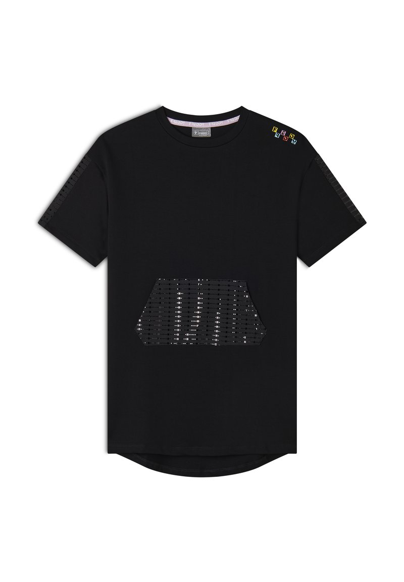 Camiseta de algodón negra con un bolsillo hexagonal de lentejuelas, mangas cortas y un cuello redondo. Las mangas tienen un detalle perforado.