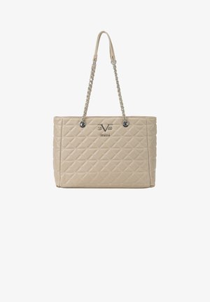 Beige gewatteerde schoudertas met zilverkleurige kettinghandgrepen, logo-details en een gestructureerde vorm. Beschikt over een ruitpatroon en een gladde textuur.