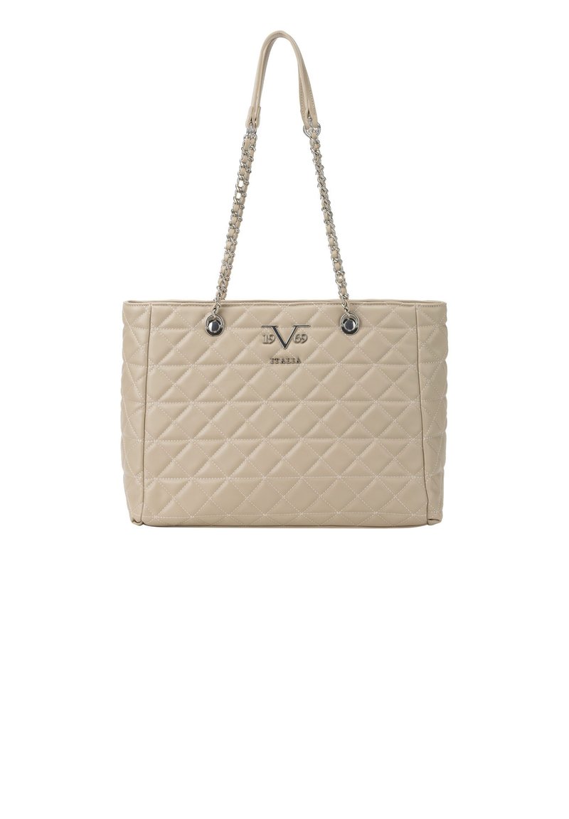 Beige gewatteerde schoudertas met zilverkleurige kettinghandgrepen, logo-details en een gestructureerde vorm. Beschikt over een ruitpatroon en een gladde textuur.