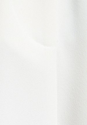 Tessuto bianco con una superficie liscia e strutturata. Presenta sottili variazioni di tonalità e lucentezza, evidenziando la sua qualità leggera e ariosa.