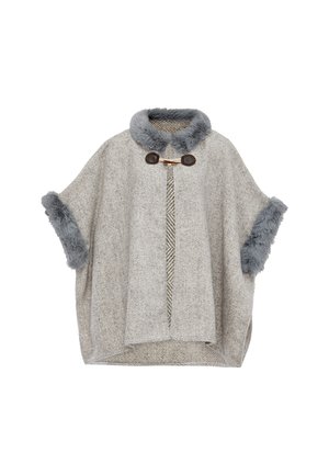 Harmaan herringbone-poncho, jossa on tekoturkisreunus. Ominaisuuksiin kuuluu korkea kaulus ja napituskiristys, joka tarjoaa ylisuuren siluetin. Pehmeä rakenne kauttaaltaan.