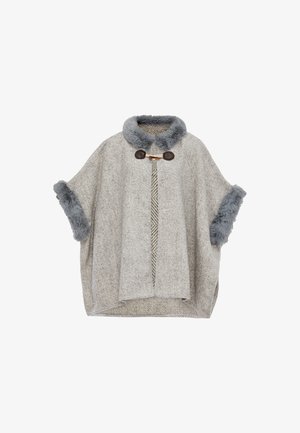 Szürke herringbone mintás poncsó műszőrme díszítéssel. Magas gallérral és kapoccsal rendelkezik, amely nagyobb siluettet kínál. Puha tapintású az egész anyag.