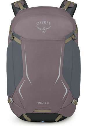 Lichtpaarse en grijze Osprey Hikelite 26 wandelrugzak met verstelbare riemen en reflecterende accenten.