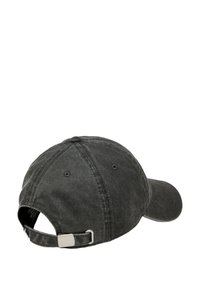 Casquette en coton noir avec une visière courbée et une sangle ajustable avec des garnitures en métal. La texture est lisse avec des détails de couture élaborés.