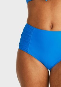 Högmidjad bikiniunderdel i starkblått med volanger på sidorna, tillverkad av ett mjukt och stretchigt material.