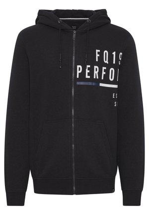 Juodas zip-up džemperis su sušnekamu gobtuvu, priekinėmis kišenėmis ir balta spauda su mėlynu akcentu krūtinėje.