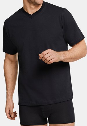 Svart V-ringad T-shirt i bomull, med korta ärmar och avslappnad passform, tillsammans med svarta boxershorts. Slät yta, utan mönster.