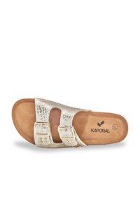 Sandale à glissière en simili cuir blanc avec deux sangles réglables à boucle et une finition texturée. Semelle intérieure en liège ; logo Kaporal sur la semelle.