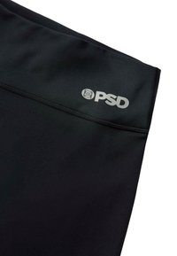 Svarta stretchiga träningsshorts med en slät yta, med en midjeresår och "PSD"-logotypen i grått på vänster sida.
