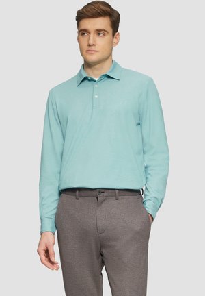 Himmelblaues Langarm-Poloshirt mit klassischem Kragen und drei Knöpfen, kombiniert mit strukturierten grauen Hosen. Glatter Stoff mit taillierter Passform.