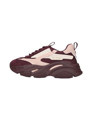 Bordeauxrode en lichtroze Steve Madden dikke sneaker met mesh- en suède details, dikke zool en lusjes op de tong en hiel.