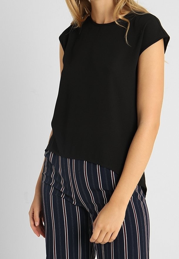 Zwart kort mouw shirt van een gladde stof, met een ronde halslijn en een ontspannen pasvorm. Gecombineerd met marineblauwe gestreepte broek met hoge taille.