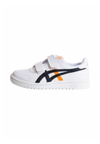 Zapatilla deportiva blanca con correas de Velcro, acentos en negro y naranja, parte superior de cuero suave y sintético, suela de goma con agarre texturizado.