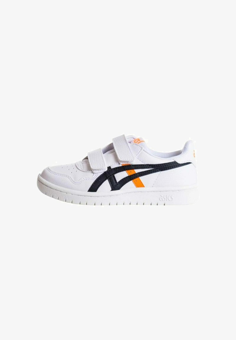Chaussure de sport blanche avec des bandes Velcro, accents noirs et orange, tige en cuir lisse et synthétique, semelle en caoutchouc avec adhérence texturée.