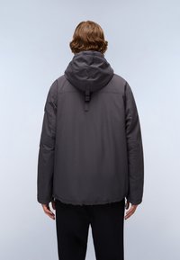 Grijze capuchonjack met een gladde textuur, voorzien van een strakke capuchon en verstelbare riem. De achterkant heeft een subtiele gebogen zoom en zijzakken.