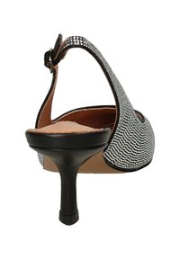 Scarpa slingback nera con tacco, con tomaia decorata da strass, design curvo e tacco a stiletto sottile. Fodera interna morbida.