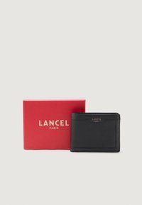 Czarny skórzany portfel o teksturowanym wykończeniu, z eleganckim designem i złotym logo "Lancel Paris", obok czerwonego pudełka na prezent.
