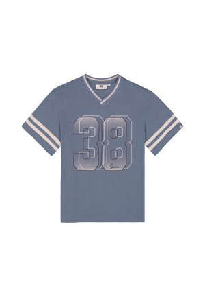 T-shirt bleu à manches courtes, col en V, avec des bandes blanches sur les manches et un grand numéro 38 en blanc sur le devant.