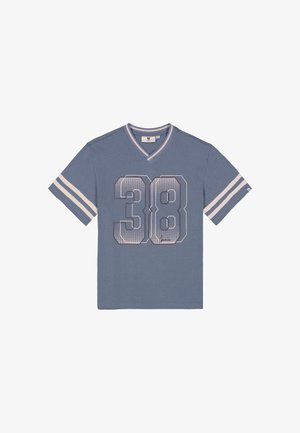 Blauw T-shirt met korte mouwen en V-hals, met witte strepen op de mouwen en groot wit nummer 38 op de voorkant.