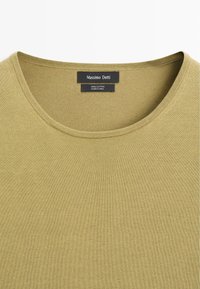 Khakifarbenes Baumwoll-T-Shirt mit rundem Ausschnitt, Massimo Dutti Markenlabel und Stoffdetails am inneren Kragen.