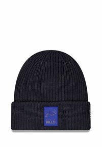 Berretto lavorato a maglia di colore blu navy con una texture a coste, risvolto, e una patch rettangolare blu con il logo dei Buffalo Bills e il testo.