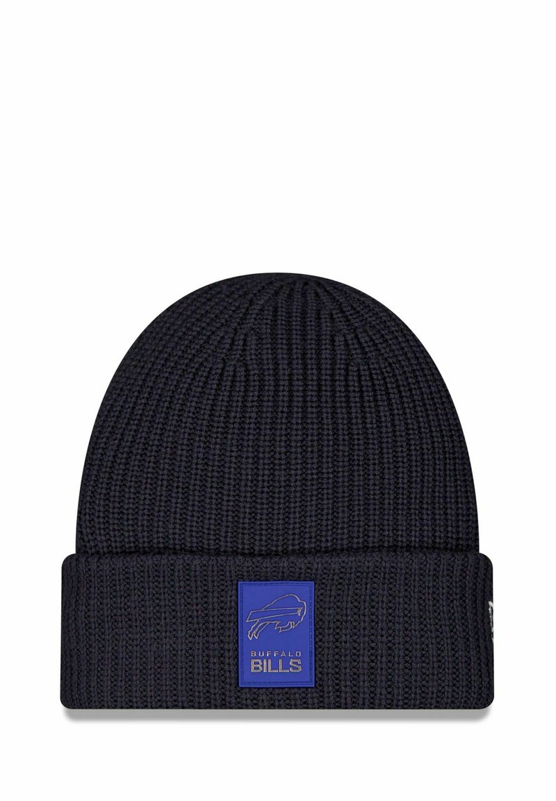 Berretto lavorato a maglia di colore blu navy con una texture a coste, risvolto, e una patch rettangolare blu con il logo dei Buffalo Bills e il testo.