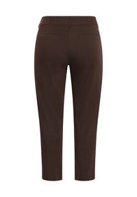 Pantalon marron foncé sur mesure avec passants de ceinture et deux poches passepoilées au dos, vu de dos sur fond blanc.