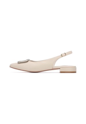 Zapato slingback beige de cuero liso, con un detalle metálico en el empeine, punta puntiaguda y tacón bajo de bloque.