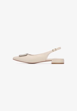Zapato slingback beige de cuero liso, con un detalle metálico en el empeine, punta puntiaguda y tacón bajo de bloque.