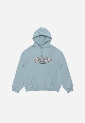 Jasnoniebieska bluza z kapturem, z przednią kieszenią typu kangur, elastycznymi mankietami i wyraźnym nadrukowanym logo w ciemnych i jasnych odcieniach na klatce piersiowej.