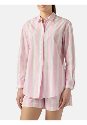 Donna che indossa una camicia rosa e bianca a righe verticali con bottoni e pantaloncini abbinati su sfondo semplice.