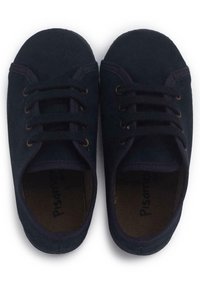 Granatowe trampki z płótna z zaokrąglonymi czubkami, pięcioma metalowymi oczkami i czarnym sznurowadłem. Wnętrze jest brązowe z nadrukowaną nazwą marki.