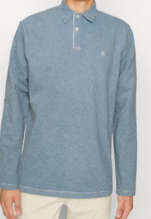 Polo à manches longues de couleur bleue avec des rayures horizontales blanches, doté d'un col et d'une patte de boutonnage, agrémenté d'un petit logo.