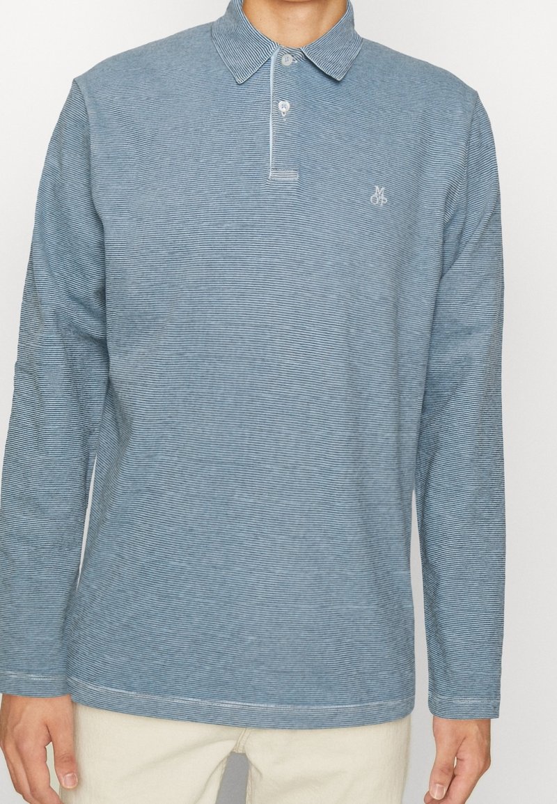 Langärmliges Poloshirt in Blau mit weißen horizontalen Streifen, mit einem Kragen und Knopfleiste, akzentuiert durch ein kleines Logo.