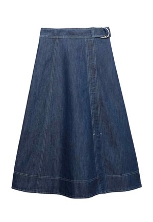 Donkerblauwe denim A-lijn rok met witte stiksels, een overslagontwerp en een zilveren dubbele ring gesp aan de taille.