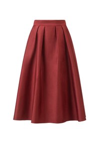 Una gonna midi plissettata rossa con una vita aderente, caratterizzata da una texture liscia e una silhouette morbida che si estende fino alla caviglia.