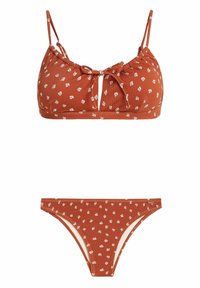 Roodbruine bikini set met een gebloemde bralette met strikje, verstelbare straps en bijpassende low-rise slipjes met een vergelijkbaar patroon.