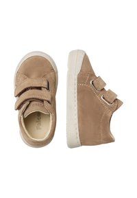 Sneakers beige in suede con due strap in velcro, suola in gomma bianca, punta arrotondata e superficie texturizzata, viste dall'alto e di lato.