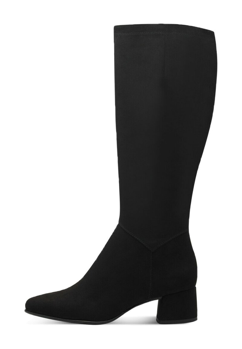 Stivale nero alto fino al ginocchio realizzato in materiale scamosciato liscio. Presenta una punta affilata e un tacco a blocco. Dettagli cuciti lungo i lati.