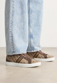 Kijelölve, beige/brown