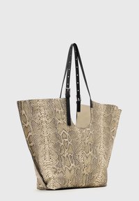 Duża torba typu tote z wzorem węża, w beżowo-brązowej kolorystyce. Czarne skórzane paski z regulowanymi otworami na długość.