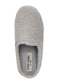 Chausson gris clair en tissu fluffy et texturé, avec un dos ouvert et une semelle plate. Comprend une étiquette à l'intérieur avec le nom de la marque.