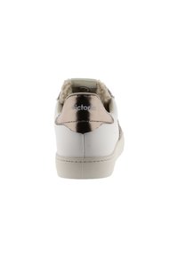 Sneaker bianco con tacco metallico color rosa oro e fodera grigia soffice. Presenta una suola texturizzata bianco sporco e un branding discreto sul retro.